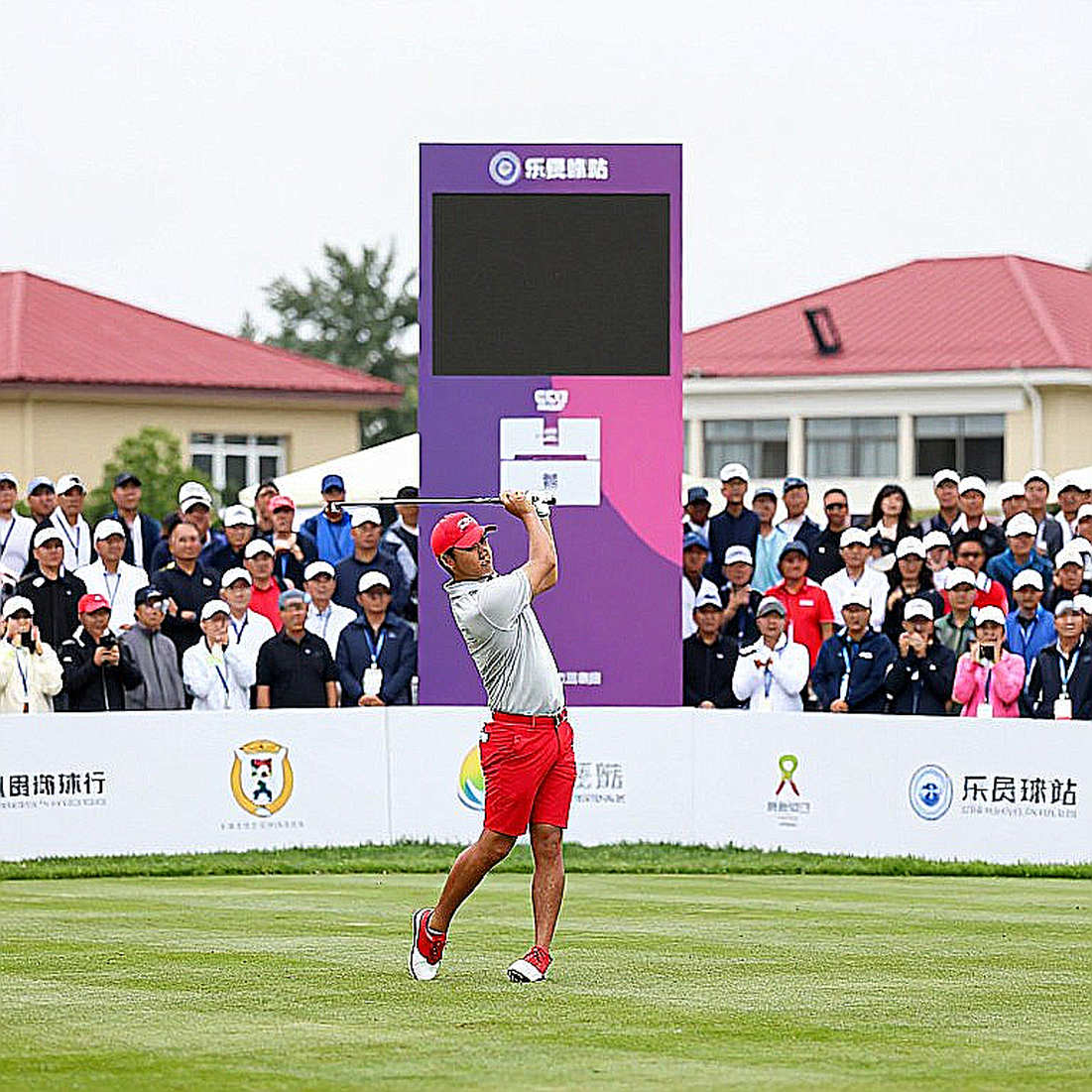 Hai gậy phạt và tấm thẻ PGA Tour: Câu chuyện luật lệ của Adam Hadwin tại Korn Ferry Tour Championship