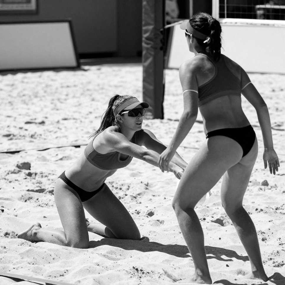 Giải mã bóng chuyền nữ Việt Nam: bước chuyền một, vòng xoay và giới hạn của khối chắn hai người