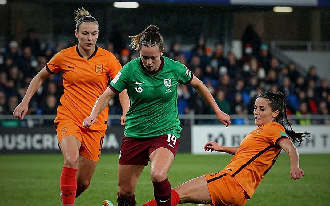 Quả bóng tennis phút 20: Khi chính trị xé toạc bóng đá Ireland