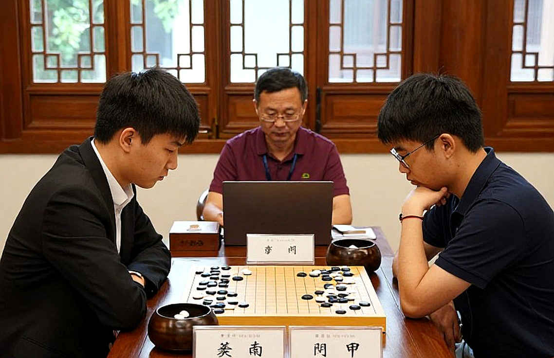 Lời khen hiếm hoi của Carlsen và nước cờ 3.f6: Sindarov khiến nhà vô địch phải tự phê bình Lời khen hiếm hoi của Carlsen và nước cờ 3.f6: Sindarov khiến nhà vô địch phải tự phê bình